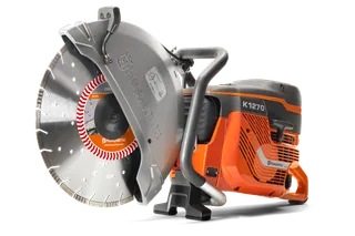 Πλαϊνή όψη ενός κόφτη ισχύος Husqvarna K1270 με εργονομική λαβή και ορατή λεπίδα.