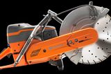 Πλάγια όψη ενός κόφτη ισχύος Husqvarna με κυκλική λεπίδα.