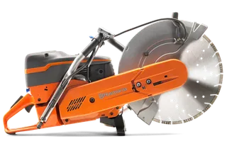 Πλάγια όψη ενός κόφτη ισχύος Husqvarna με κυκλική λεπίδα.