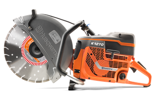 Seitenansicht eines Husqvarna K1270 Trennschleifers mit einer großen kreisförmigen Trennscheibe.