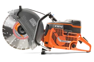 Πλάγια όψη ενός κόφτη ισχύος Husqvarna K1270 με μεγάλη κυκλική λεπίδα.