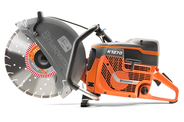 Vista lateral de uma cortadora Husqvarna K1270 com uma grande lâmina circular.