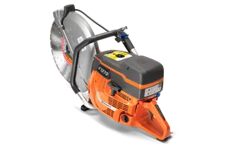 Πλαϊνή όψη ενός κόφτη ισχύος Husqvarna K1270 με εργονομική λαβή και δίσκο κοπής.