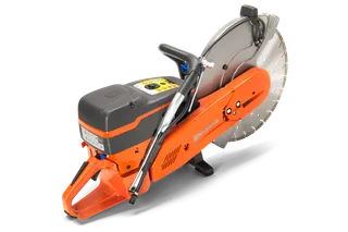 Πλαϊνή όψη ενός κόφτη ισχύος Husqvarna με εργονομική λαβή και ορατή λεπίδα.