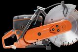 Πλαϊνή όψη ενός κόφτη ισχύος Husqvarna, που επιδεικνύει το δίσκο κοπής και την εργονομική λαβή του.