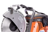 Κοντινό πλάνο ενός κόφτη ισχύος Husqvarna K770 Rescue με ετικέτα διάσωσης πυρκαγιάς.