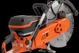Zijaanzicht van een Husqvarna doorslijpmachine voor de bouw met ergonomische handgreep.