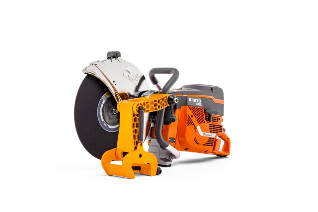 Vista lateral de um cortador de disco Husqvarna com punho ergonómico.