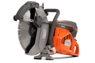 Seitenansicht eines Husqvarna K970 Trennschleifers mit ergonomischem Griff.