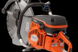 Zijaanzicht van een Husqvarna K970 doorslijpmachine, met zijn ergonomische ontwerp en mes.