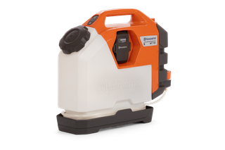 Vue latérale d’un pulvérisateur à dos Husqvarna avec une poignée et un panneau de commande.