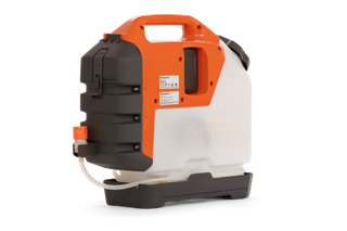 Vue latérale d’un pulvérisateur à dos Husqvarna avec poignée ergonomique et tuyau.