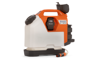 Vue latérale d’un pulvérisateur Husqvarna équipé d’un tuyau.