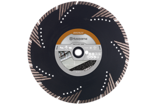 Set forfra af en Husqvarna Tacti-Cut S65-diamantklinge til skæring af beton og sten.