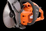 Πλάγια όψη ενός κόφτη ισχύος Husqvarna με κυκλική λεπίδα.