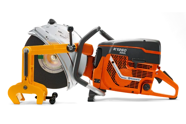 Vista lateral de um cortador de disco Husqvarna K1260 Rail concebido para cortes de carril.