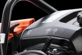 Close-up van een doorslijpmachine voor de bouw met bedieningspaneel en handvat.