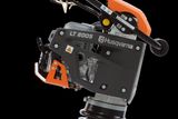 Zijaanzicht van een Husqvarna LT 6005-pers met zichtbare branding.