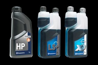 Три пляшки оливи Husqvarna з маркуванням HP, LS+ і XP місткістю 1 літр кожна.