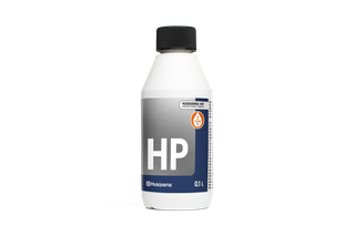 Vista frontal de uma garrafa de óleo HP da Husqvarna, com indicação para motores de 2 tempos.