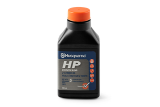 Vue de face d’une bouteille d’huile à 2 temps en mélange synthétique Husqvarna HP.
