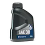 Framifrån på Husqvarna SAE 30 fyrtaktsoljeflaska, 0,6 liter.