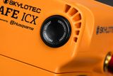 Close-up de um dispositivo Skylotec Safe ICX com um botão de descida de emergência, alimentado pela Husqvarna.