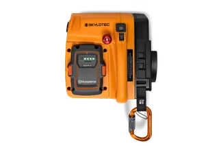 Vista superior de um produto Husqvarna com a marca Skylotec, com um visor digital e um mosquetão.