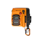 Vista superior de um produto Husqvarna com a marca Skylotec, com um visor digital e um mosquetão.