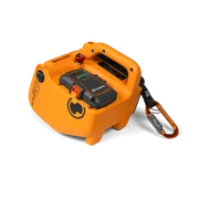 Vista lateral de um produto Husqvarna Construction com um arnês de segurança acoplado.