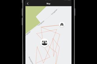 Smartphone mit einer Karte und dem Pfad des Mähroboters.