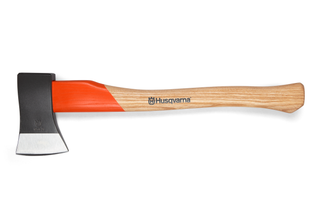 Set fra siden af en Husqvarna-økse med træhåndtag og stålhoved.