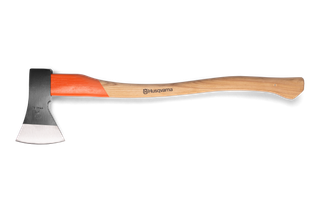 Vue latérale d’une hache Husqvarna avec un manche en bois et une lame en acier.