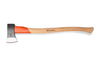 Sidovy av en Husqvarna-yxa med trähandtag.