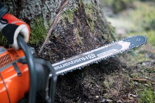 pilarka Husqvarna podczas pracy