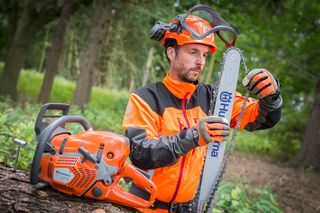 zakładanie łańcucha na prowadnicę Husqvarna
