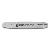 Pohled shora na vodicí lištu motorové pily Husqvarna s viditelnou značkou.