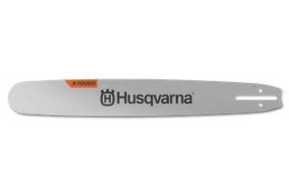 Două bare de drujbă Husqvarna cu brandul X-Tough, care le demonstrează durabilitatea.