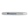 醒目显示徽标的 Husqvarna 富世华链锯导板的侧视图。