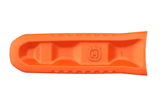 Draufsicht einer orangefarbenen Husqvarna Motorsägenscheide mit geprägtem Logo.
