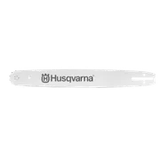 Μπροστινή όψη ενός οδηγού αλυσοπρίονου Husqvarna με λογότυπο.
