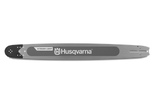 Sidovy av ett Husqvarna-motorsågssvärd med varumärke.