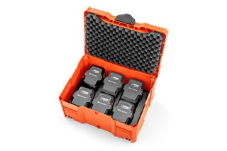 Draufsicht auf einen Akkukoffer von Husqvarna mit sechs Akkus.