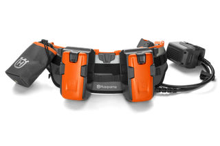 Vista frontale di una cintura per batteria Husqvarna con scomparti multipli e un'unità di alimentazione collegata.