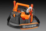 Mala de transporte Husqvarna com vários compartimentos, incluindo ranhuras da bateria e um depósito de combustível.