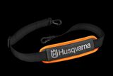 Vista frontal de uma correia ajustável da marca Husqvarna com ganchos.