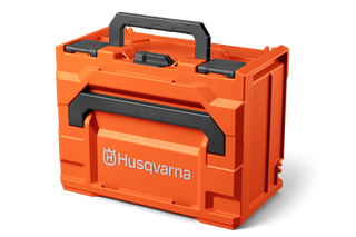 Husqvarna dėžė akumuliatoriams M. "Husqvarna" įrankių laikymo dėžės su rankena vaizdas iš priekio.