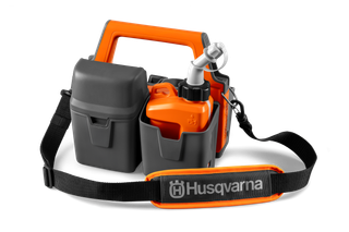 Vista frontal de uma mala de transporte Husqvarna com compartimentos e uma correia.