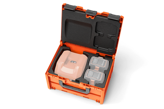 Bovenaanzicht van een opbergkoffer met twee batterijen en een oplader.