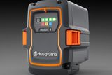 Vy framifrån av ett Husqvarna B220X-batteri med LED-kontrollampor och Bluetooth-anslutning.